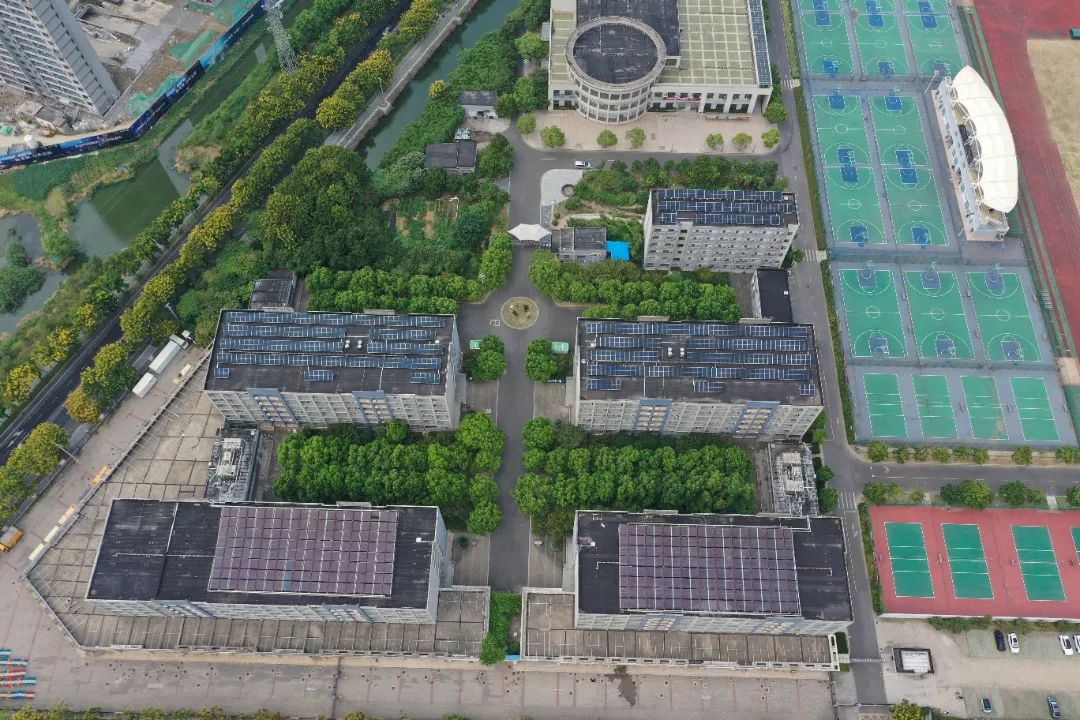 建设绿色低碳学校，推动光伏与修建一体化生长